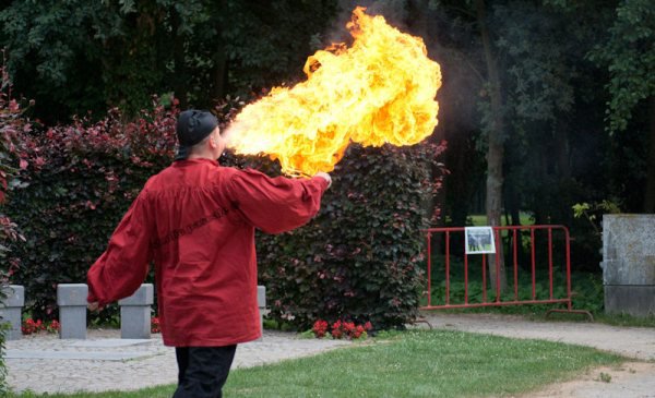 Cracheur de feu en prestation
