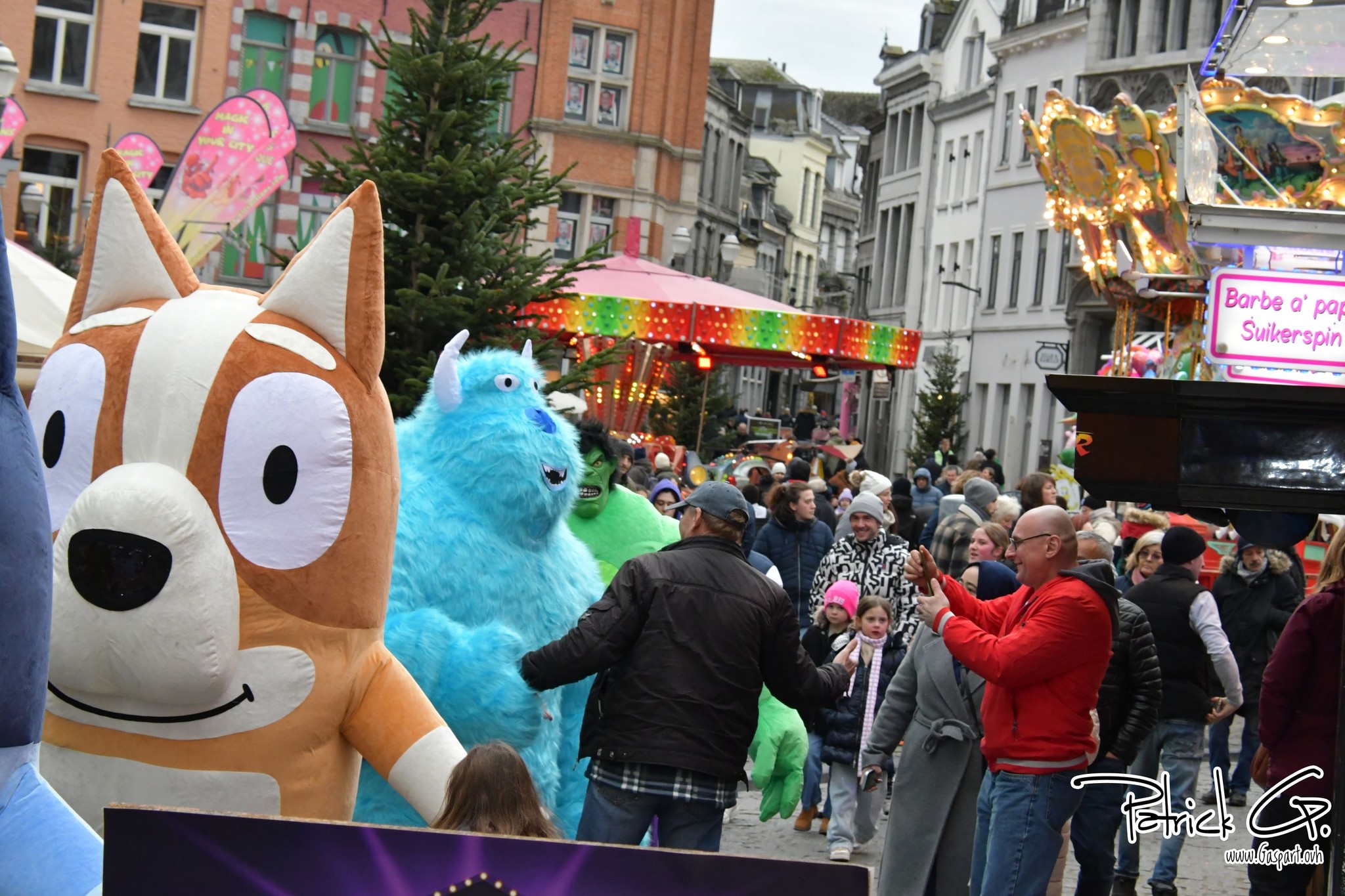 Mascottes en parade dans une rue animée