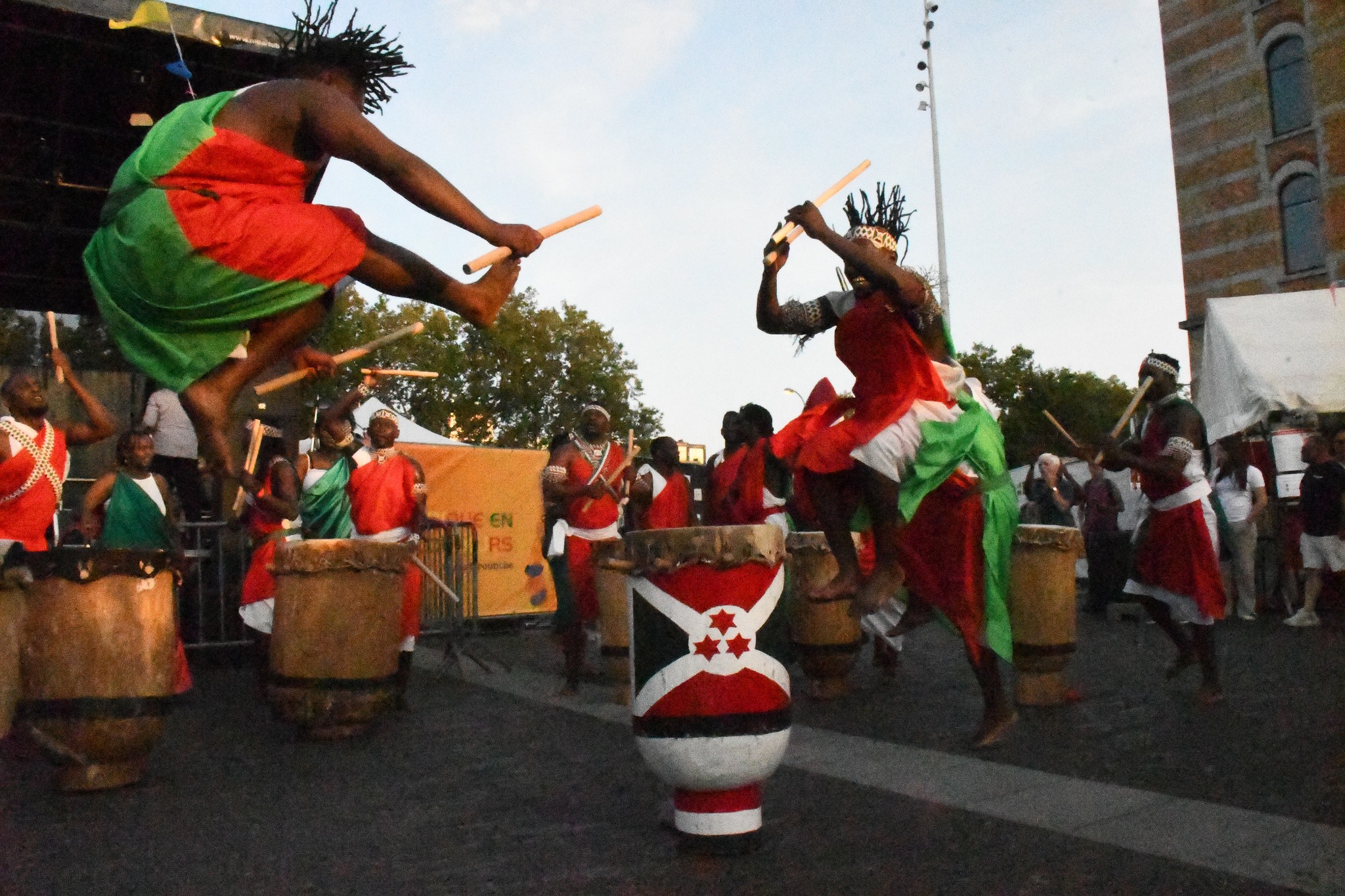 Groupe de percussionnistes et danseurs en spectacle